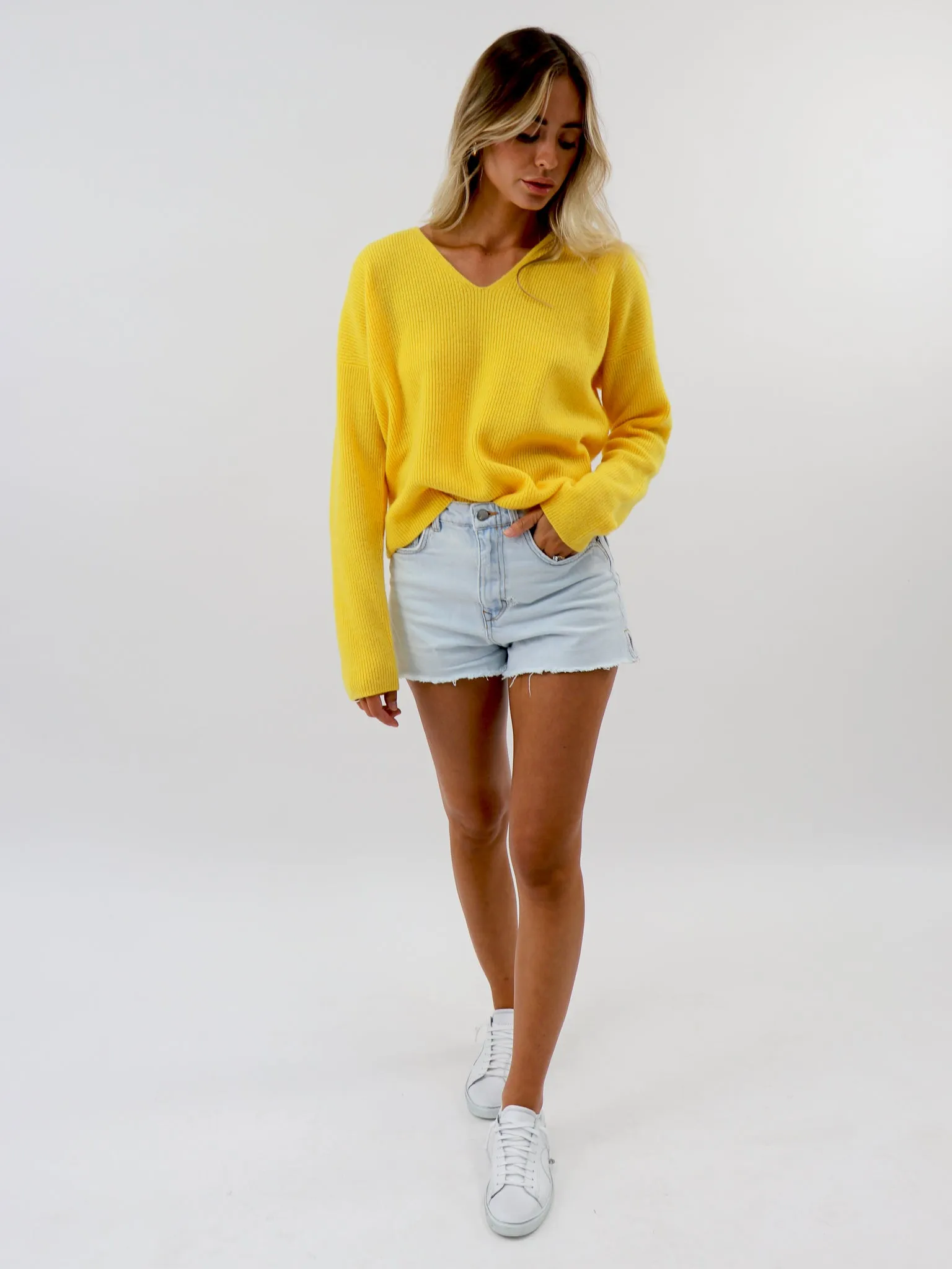 CANGGU V NECK SWEATER